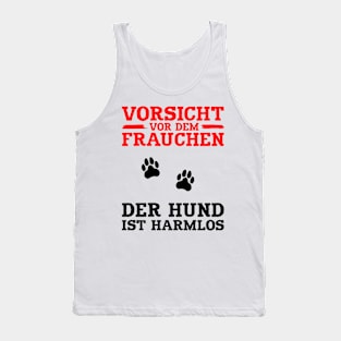 Vorsicht vor dem Frauchen - der Hund ist harmlos Tank Top